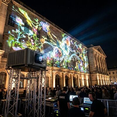 Qualidade Projetor de grande formato com fonte de laser de longa vida útil 30000H, instalação gratuita em 360 °, projetor de projeção de fachada de edifício ao ar livre Fábrica